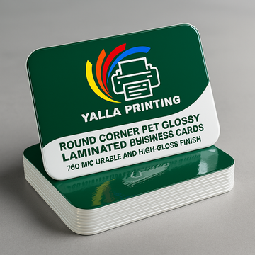 بطاقات أعمال مغلفة بطبقة لامعة من مادة البولي إيثيلين تيرفثالات ذات الزوايا المستديرة – 760 ميكرون، متينة للغاية وذات لمسة نهائية شديدة اللمعان | خدمات تصميم مجانية | Yalla Printing