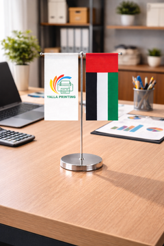 حامل علم مكتبي مخصص – مقاس قياسي، قماش ساتان، طباعة على الوجهين مع عمود فضي على شكل حرف T | دعم تصميم مجاني | يلا للطباعة الإمارات