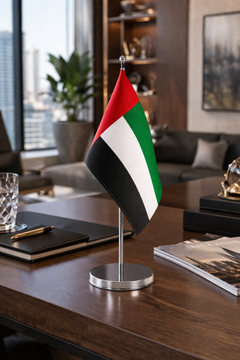 حامل علم الطاولة المخصص - قماش ساتان بمقاس قياسي وطباعة على الوجهين مع سارية فضية مفردة | دعم تصميم مجاني | يلا للطباعة الإمارات