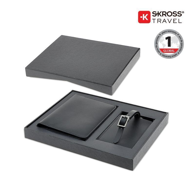 طقم هدايا السفر "دبلومات" من Skross® مع حافظة جواز سفر وبطاقة تعريف للأمتعة بطباعة مخصصة – طقم هدايا السفر "دبلومات" من Skross® مع حافظة جواز سفر وبطاقة تعريف للأمتعة بتصميم شخصي | يلا للطباعة، دبي الإمارات العربية المتحدة